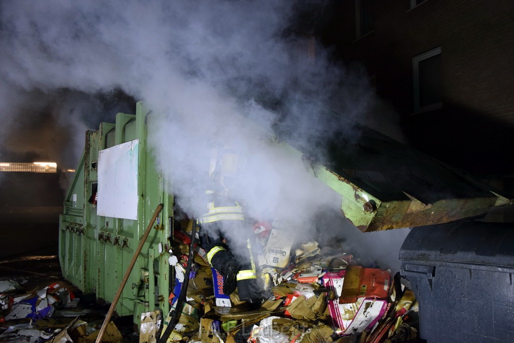 Feuer Papp Presscontainer Koeln Hoehenberg Bochumerstr P345.JPG - Miklos Laubert